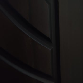 Yonca Nakliyat’ın Daire Kapısına Verdiği Çizikler Ve Kaba Tutumu