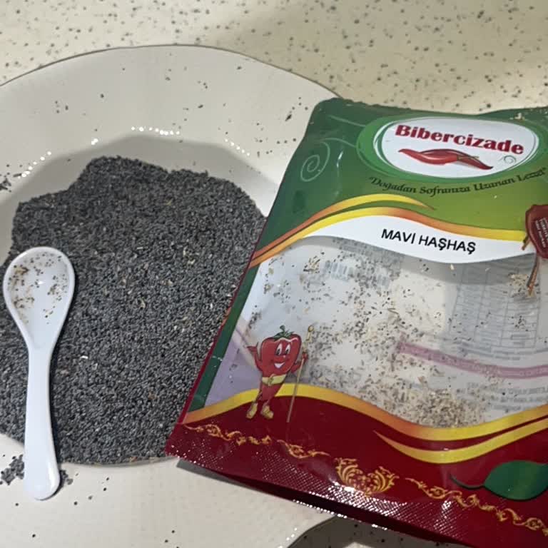 Mavi Haşhaş Ürününde Aşırı Ot Parçaları Ve Düşük Haşhaş Oranı