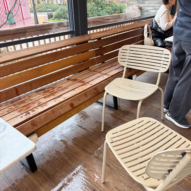 Starbucks Şubesinde Oturma Düzeni Ve Islak Sandalyeler Sorunu