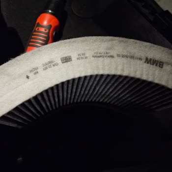 BMW Yetkili Serviste Polen Filtresi Ters Takıldı Ve Vida Eksik
