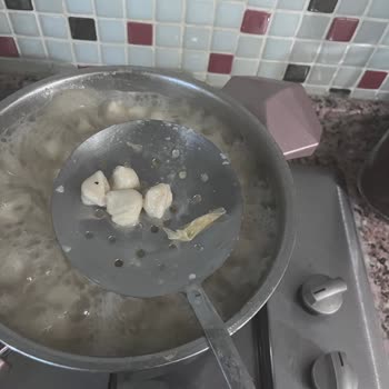 A101 Güzel Kızlar Mantısında Soğan Kabukları Bulunması Hijyen Endişesi