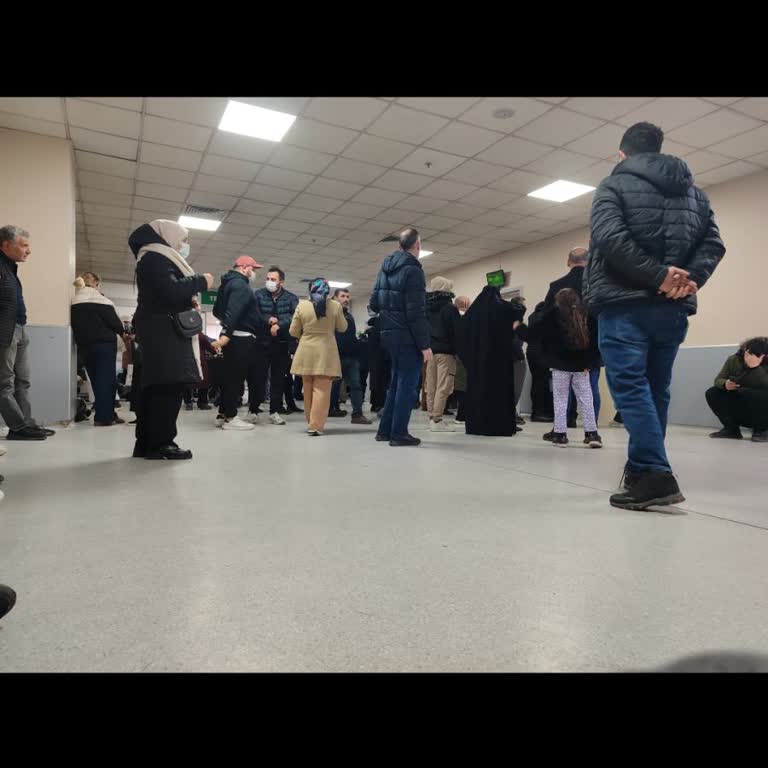Acil Serviste Sandalye Yokluğu Hastaları Ayakta Bekletiyor