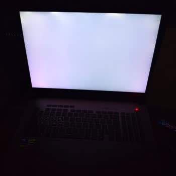 Asus ROG Strix G18 Display Has Unacceptable Light Leakage Problem