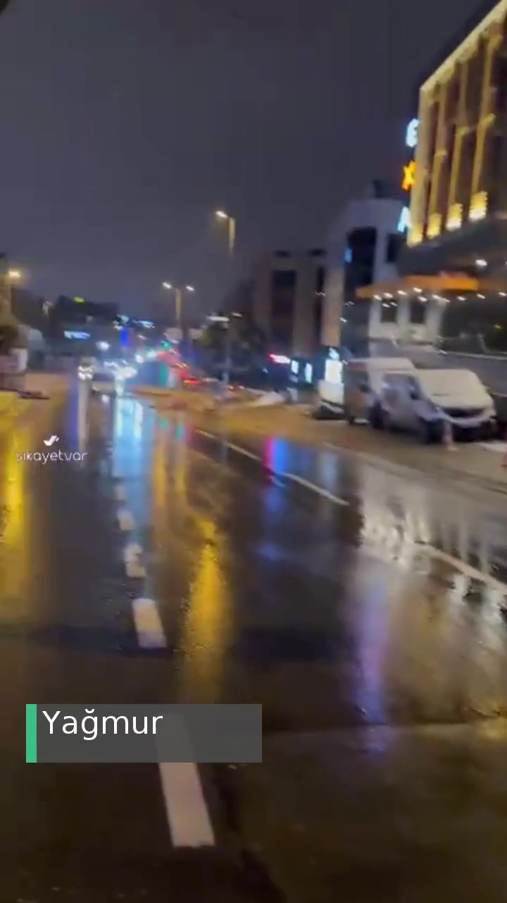 İstanbul Büyükşehir Belediyesi Yoldaki Kapatılmayan Çukur videonun kapak resmi