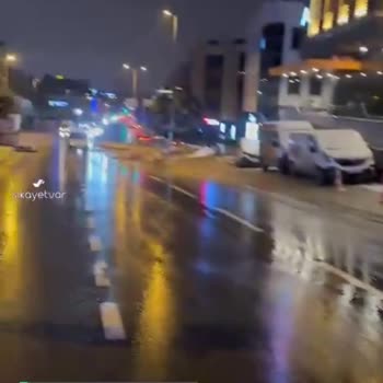 İstanbul Büyükşehir Belediyesi Yoldaki Kapatılmayan Çukur