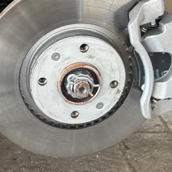 Yeni Opel Corsa Çamurlu, Çizik ve Paslı Teslim Edildi