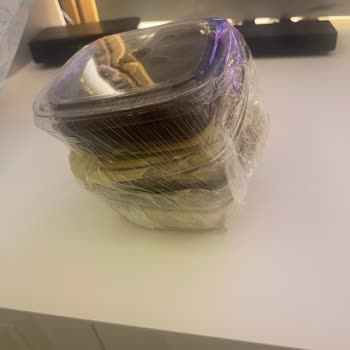 Üst Üste Paketlenen Tatlılar Yenilemez Hale Geldi, Yemeksepeti Yardımcı Olmadı