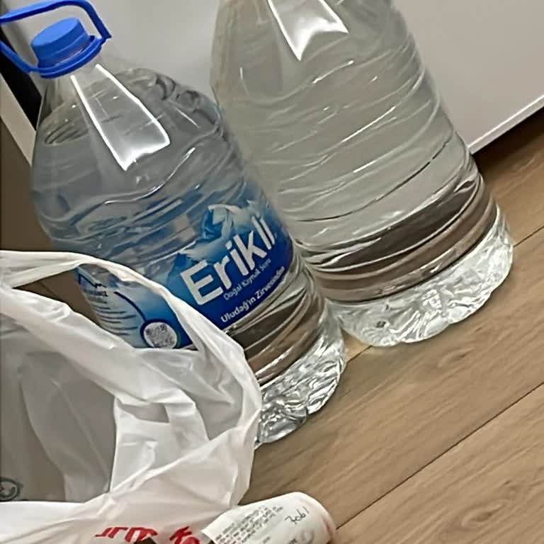 Markasız, Bulanık Ve Kırık Su Şişesi Sağlık Endişesi Yaratıyor