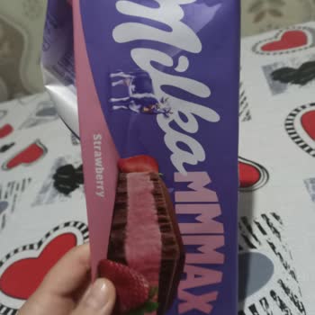 Milka Çikolatasının Katılaşmış Doldurumu Ve Çilek Tadının Eksikliği
