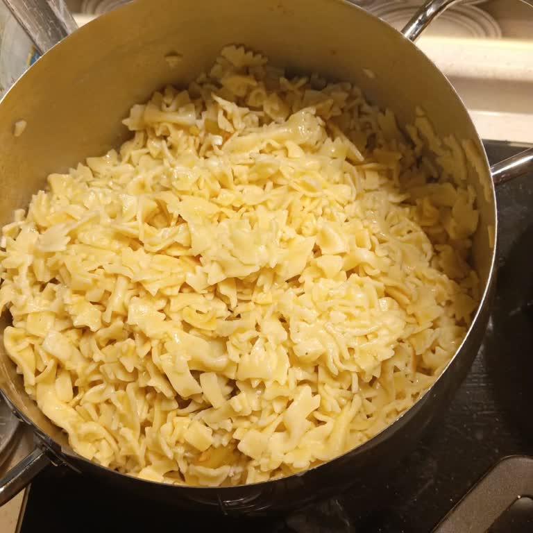 Taze Görünen Makarna Piştiğinde Tamamen Parçalandı