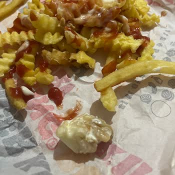 Burger King Hamburgerinde Kocaman Marul Sapı Çıktı Ve Hijyen Endişesi