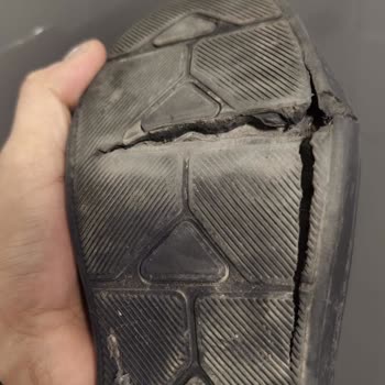 Ayakkabı Tabandan Yırtıldı, Mağaza Faturasızlığı Ve Sert Tavırla Müşteriyi Kovdu