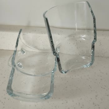 Lav Markasının Sıcak Su İle Bölünen Kupa Bardakları