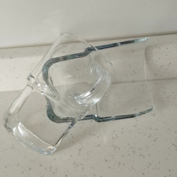 Lav Markasının Sıcak Su İle Bölünen Kupa Bardakları