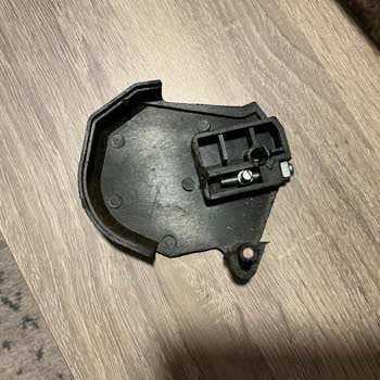 Şarjlı Testerenin Plastik Bağlantı Ünitesi Kırıldı, Yedek Parça Ve Satıcı İletişimi Yok