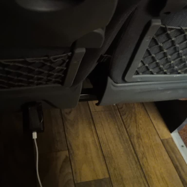 Metro Turizm Tek Kişilik Bilet İçin İkili Koltuklu Otobüs Gönderilmesi Ve Şarj Prizi Eksikliği