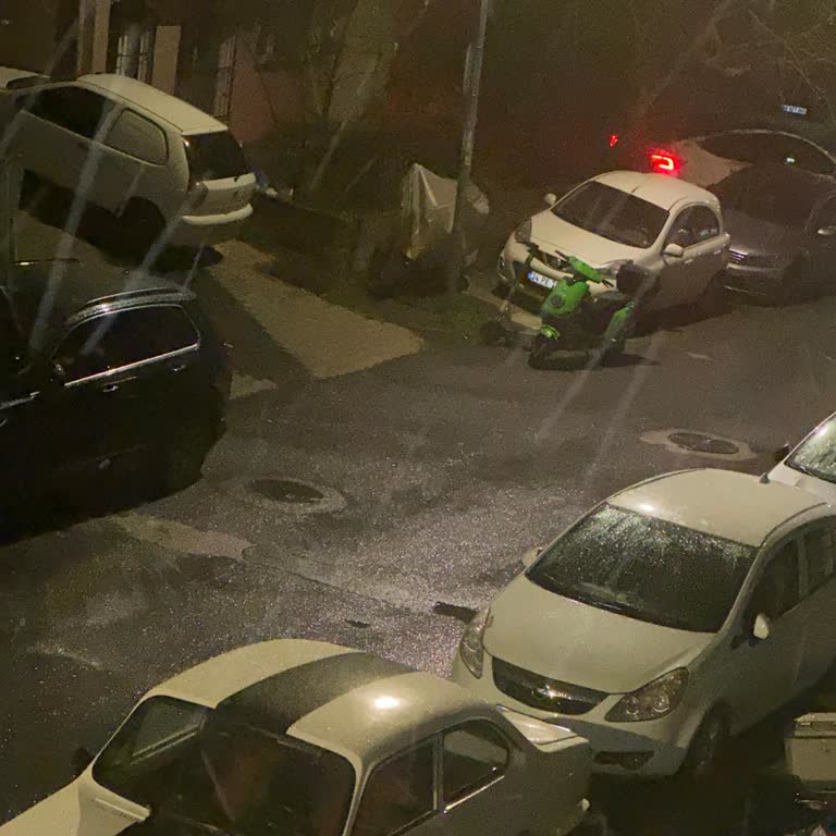 Altıntepe Mahallesinde Martı Scooterların Düzensiz Parkı Güvenliği Tehdit Ediyor