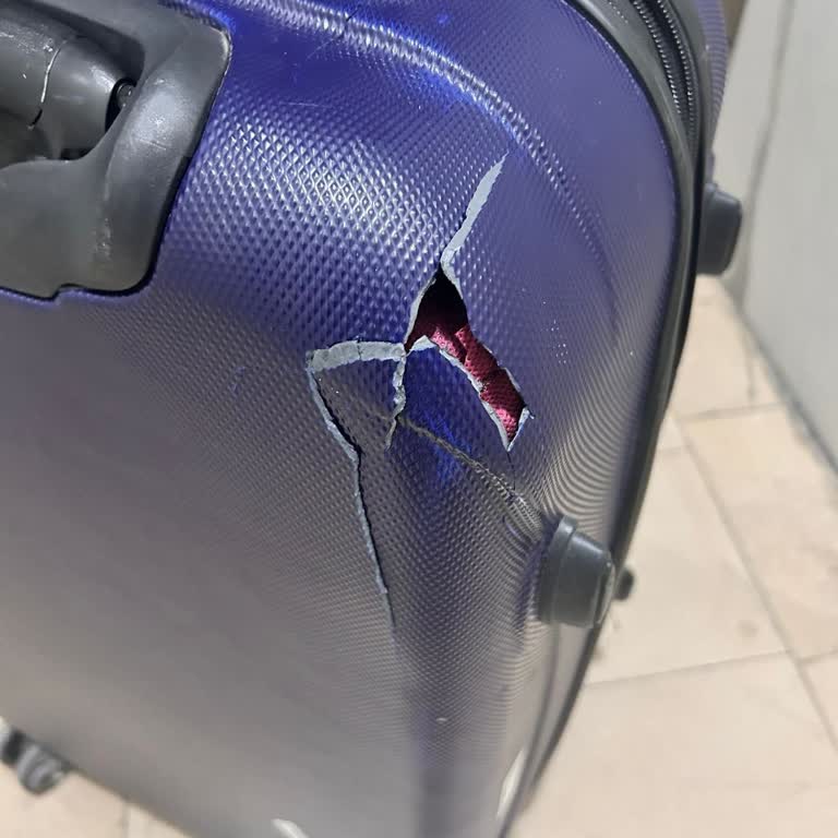 Ajet’te Kırık Valiz Ve İlgisiz Müşteri Desteği