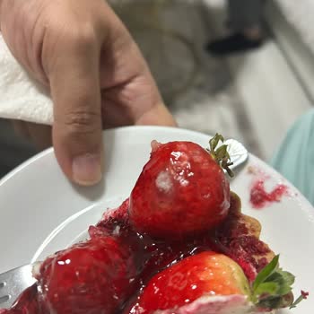 Furkan Baysak Pastaneleri Tartın Üzerindeki Çilekleri Küflenmiş!