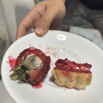 Furkan Baysak Pastaneleri Tartın Üzerindeki Çilekleri Küflenmiş!