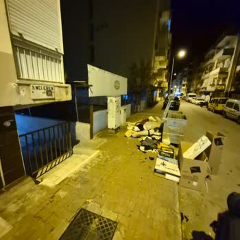 Muratpaşa’da Büyük Eşyaların Çöp Konteynerinde Birikmesi Binaya Girişleri Engelliyor