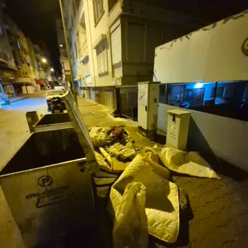 Muratpaşa’da Büyük Eşyaların Çöp Konteynerinde Birikmesi Binaya Girişleri Engelliyor