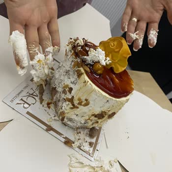 Yan Dönmüş Pasta Ve Yetersiz Müşteri Desteği