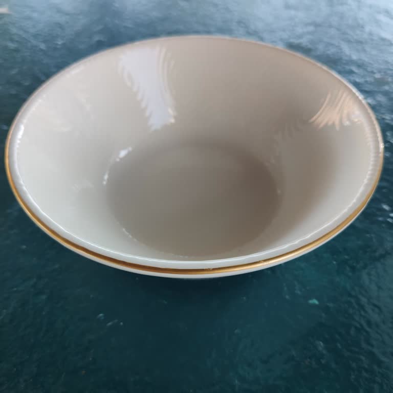 Kırık Kase, Kağıt Koruma Eksikliği Ve Personelin Kaba Tavrı