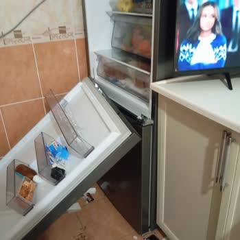 Garanti Kapsamındaki Buzdolabı Kapak Düşüşü Sonrası Raf Hasarının Ücretsiz Değişimi Talebi