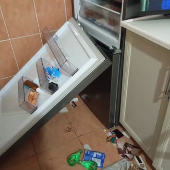 Garanti Kapsamındaki Buzdolabı Kapak Düşüşü Sonrası Raf Hasarının Ücretsiz Değişimi Talebi