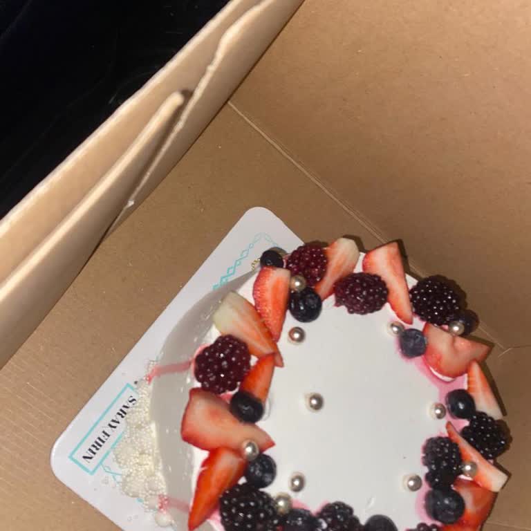 Modeli Uymayan Ve Kalitesi Düşük Pastanın Teslimi Ve İlgisiz Tutum