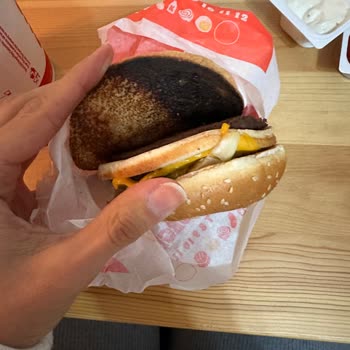 Burger King Şubesinde Sertleşmiş Et, Yanmış Ekmek Ve Aromalı Su Şikayeti