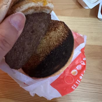 Burger King Şubesinde Sertleşmiş Et, Yanmış Ekmek Ve Aromalı Su Şikayeti