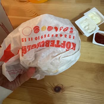 Burger King Şubesinde Sertleşmiş Et, Yanmış Ekmek Ve Aromalı Su Şikayeti