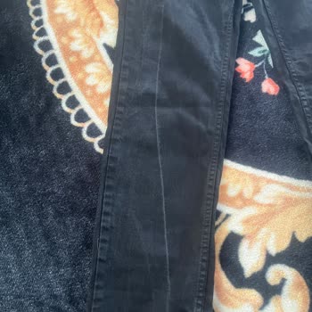 Avva Pantolonunda İlk Yıkamada Çizgi Sorunu: Kullanıcı Hatası İddiası Kabul Edilemez