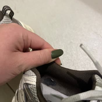 New Balance Ayakkabının İç Kısmında Belirgin Bir Aşınma Meydana Geldi