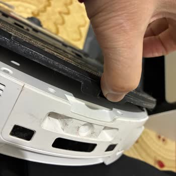 Media Markt Servisinden Gelen Robot Süpürge Çamurlu Ve Çatlamış Şekilde Teslim Edildi