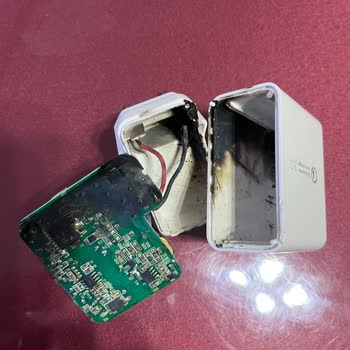 Spigen Şarj Aletinde Yangın Çıktı, Güvenlik Riski Ve Ücretsiz Değişim Talebi