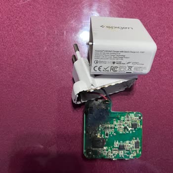 Spigen Şarj Aletinde Yangın Çıktı, Güvenlik Riski Ve Ücretsiz Değişim Talebi