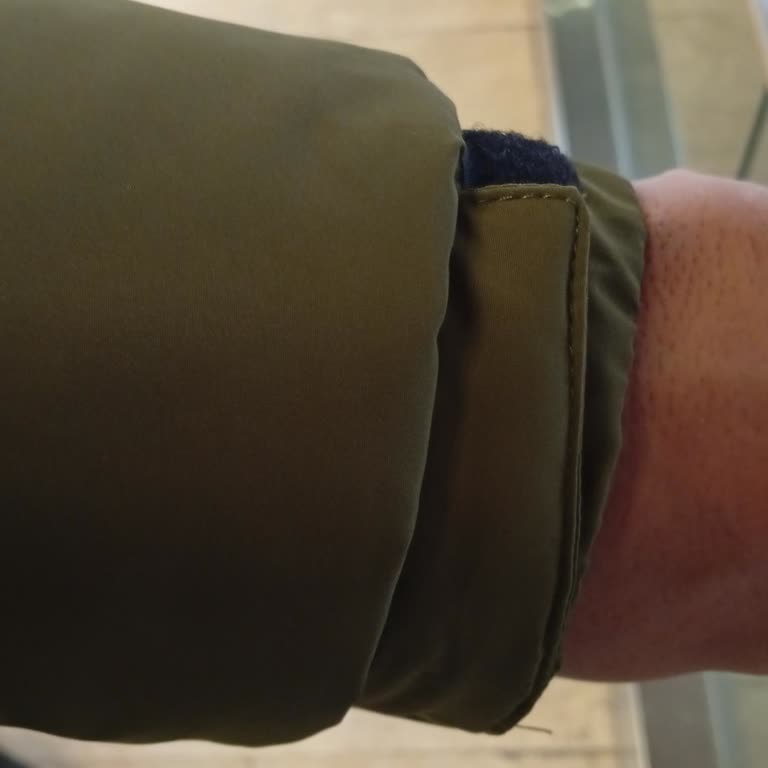 Yeşil Montta Üretim Hatası: Sol Bilekte Asimetrik Dikiş