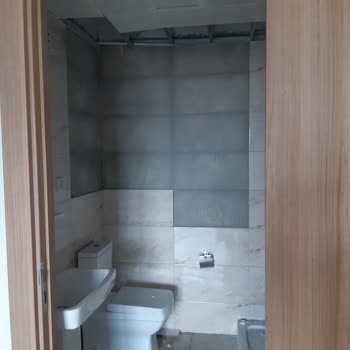 TOKİ'nin Dağınık Daire Teslimatı: Banyo Fayansları Dökülmüş, Sorumluluk Reddi