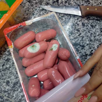 Küflenmiş Sosis Ve Mağazanın Yardımsız Tutumu