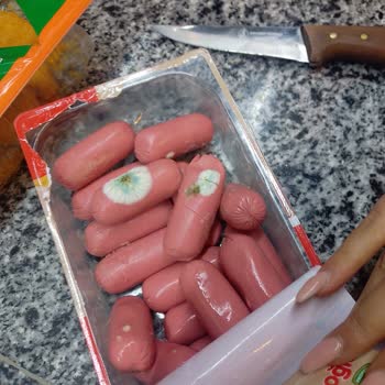 Küflenmiş Sosis Ve Mağazanın Yardımsız Tutumu