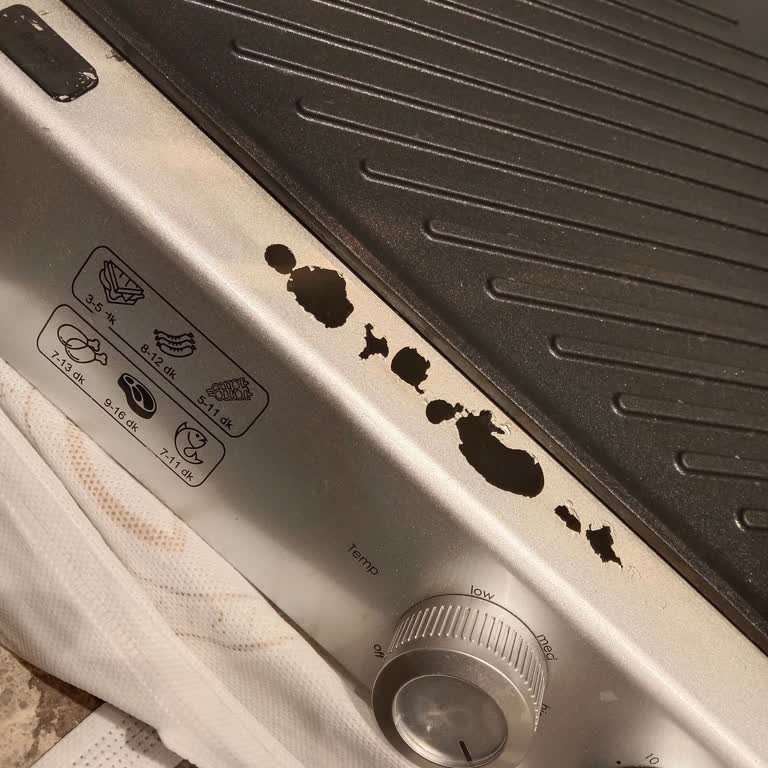 Gallery Crystal Garanti Kapsamındaki Tost Makinesinin Boyası İlk Kullanımda Döküldü