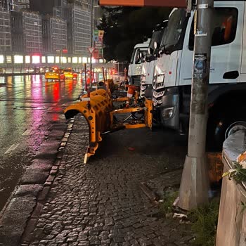 Nispetiye Caddesi’ndeki Belediye Araçları Yaya Yolunu Kapatarak Çocukları Risk Altına Sokuyor