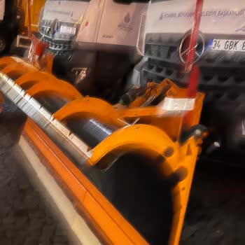 Nispetiye Caddesi’ndeki Belediye Araçları Yaya Yolunu Kapatarak Çocukları Risk Altına Sokuyor