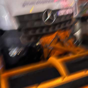 Nispetiye Caddesi’ndeki Belediye Araçları Yaya Yolunu Kapatarak Çocukları Risk Altına Sokuyor