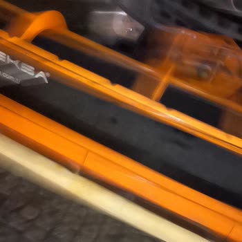 Nispetiye Caddesi’ndeki Belediye Araçları Yaya Yolunu Kapatarak Çocukları Risk Altına Sokuyor