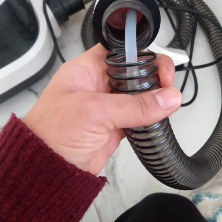 Kiwi Koltuk Yıkama Makinesinin Hortumu Sadece İki Kullanımdan Sonra Yırtıldı