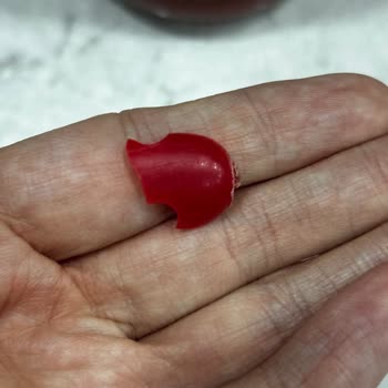 Burcu Domates Rendesinde Plastik Parça Çocukları Tehlikeye Atıyor